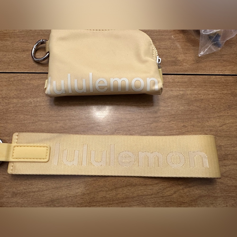 EEUUCC Lulu lemon wallet and keychain! Very cute yellow!